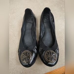 Tory Burch Black Patent Caroline Leather Flats Gold Logo Size 7M